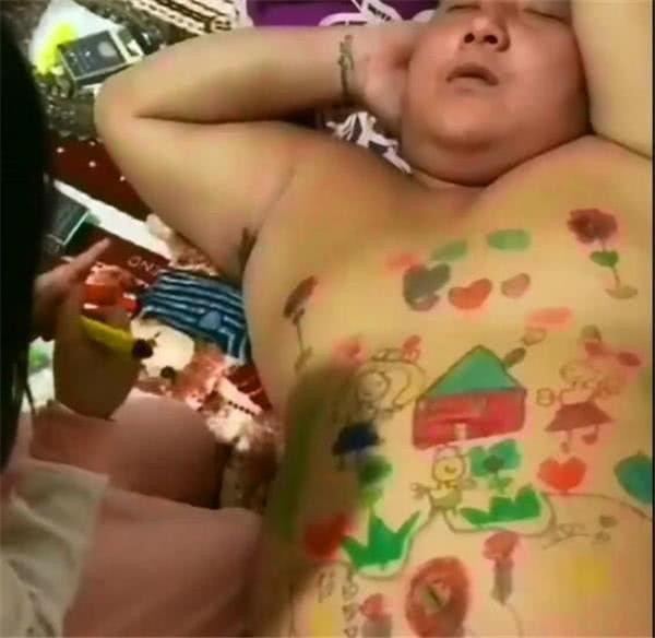 Có lẽ đã quá quen với điều này của con gái nên mặc dù đang bị vẽ đầy lên người nhưng ông bố này vẫn thản nhiên nằm ngủ. Ảnh: Tổng hợp