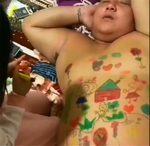 Có lẽ đã quá quen với điều này của con gái nên mặc dù đang bị vẽ đầy lên người nhưng ông bố này vẫn thản nhiên nằm ngủ. Ảnh: Tổng hợp