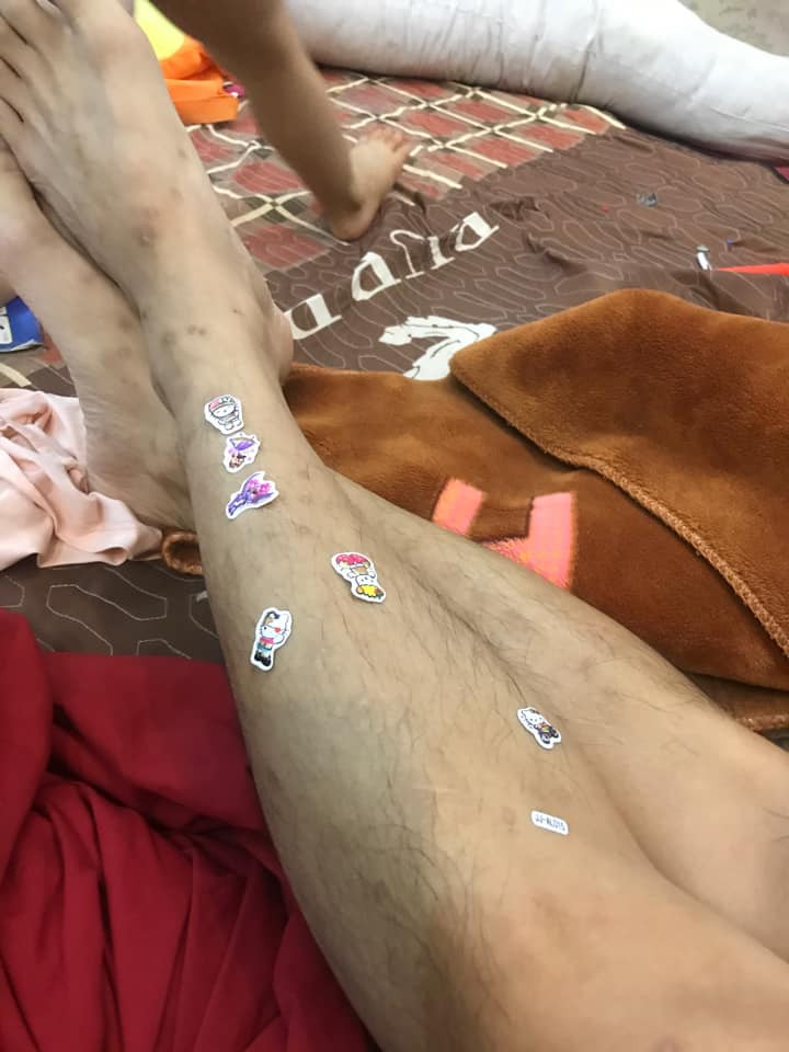 Trên MXH đã từng xuất hiện nhiều trường hợp tương tự, khi bố chúng nó trở thành những trang giấy để chúng thoả sức thể hiện tài năng hội hoạ.