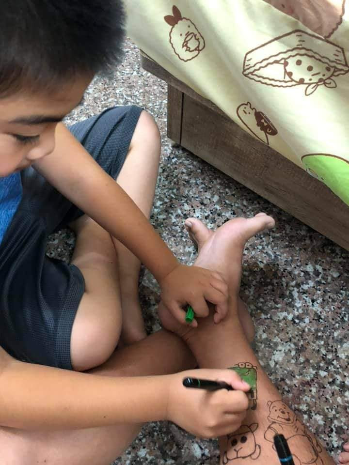 Theo chia sẻ của người vợ, sau khi vẽ đầy tay chân bố, hai đứa trẻ còn không cho bố tắm để khỏi làm mờ đi những hình vẽ. Kết quả của việc trông con chính là ông bố này đã phải ngủ trên sofa vài ngày bởi vợ không chịu được mùi sơn vẽ.