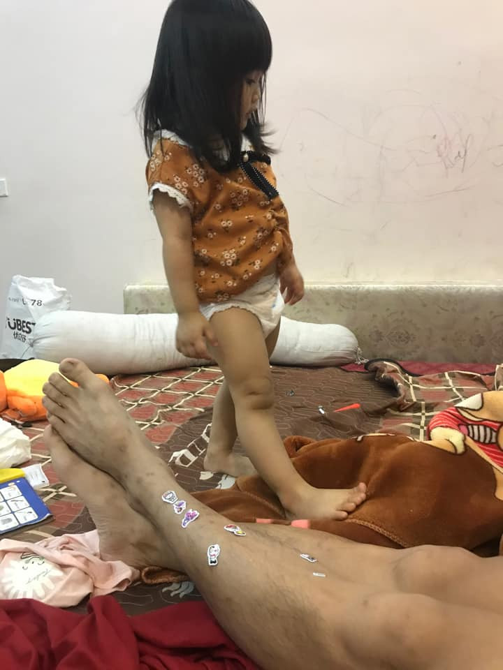 Trẻ con sẽ luôn nghĩ ra rất nhiều trò chơi mà người lớn đôi khi không tưởng tượng nổi.