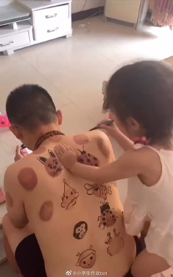 Ông bố của năm dùng tấm lưng để con gái thoả sức vẽ.