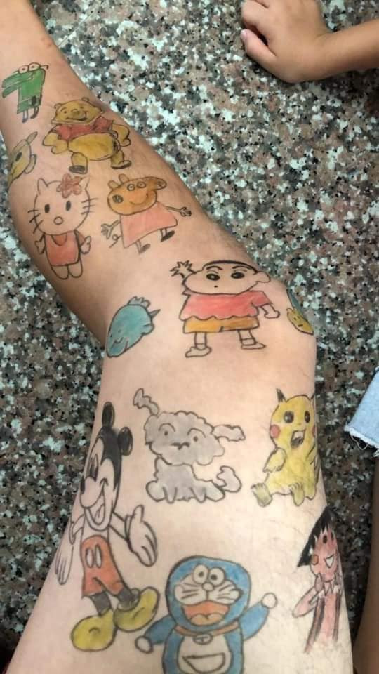 Những hình ảnh con vẽ đầy lên người bố được chia sẻ trên mạng xã hội, đã mô phỏng trọn vẹn sức chịu đựng của các ông bố bà mẹ trước sự nghịch ngợm của con trẻ.