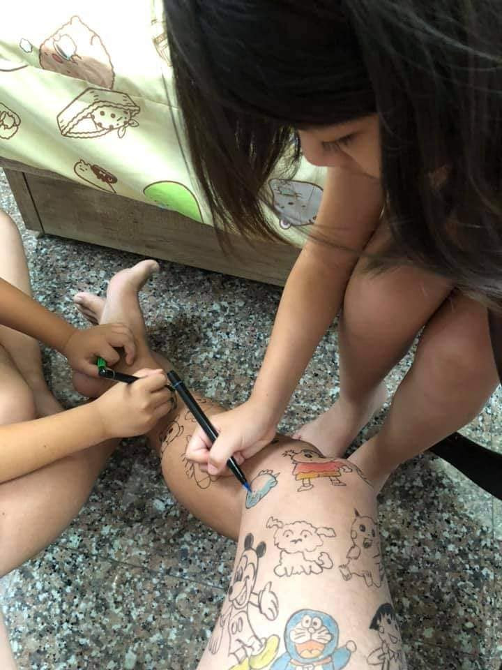 Các tác phẩm nghệ thuật của hai đứa trẻ này sau khi được chia sẻ lên MXH đã thu hút sự chú ý của netizen, hầu hết đều phì cười với sự ngô nghê của bọn trẻ, đồng thời xưng danh hiệu "ông bố của năm" dành cho người đàn ông này.