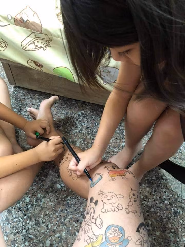 Các tác phẩm nghệ thuật của hai đứa trẻ này sau khi được chia sẻ lên MXH đã thu hút sự chú ý của netizen, hầu hết đều phì cười với sự ngô nghê của bọn trẻ, đồng thời xưng danh hiệu "ông bố của năm" dành cho người đàn ông này.