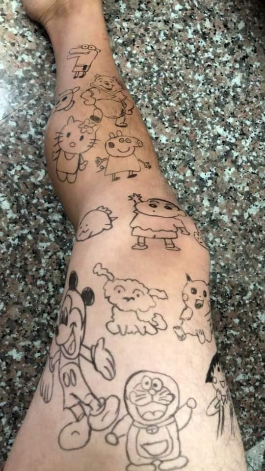 Mới đây, một ông bố đã nghĩ ra cách trông con mùa dịch khá hài hước. Thay vì dẫn chúng đi ra ngoài tô tượng, ông bố này đã tình nguyện để con vẽ lên người mình những hình vẽ mà chúng yêu thích.