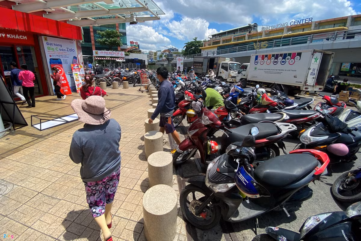 Tuy nhiên, người dân đến mua đồ được siêu thị sắp xếp di chuyển theo nguyên tắc 1 chiều, ra vào theo lối riêng. Hiện tại do lượng người quá đông nên Big C Gò Vấp chỉ đón 30-40 khách, mỗi lượt khoảng 20 phút.