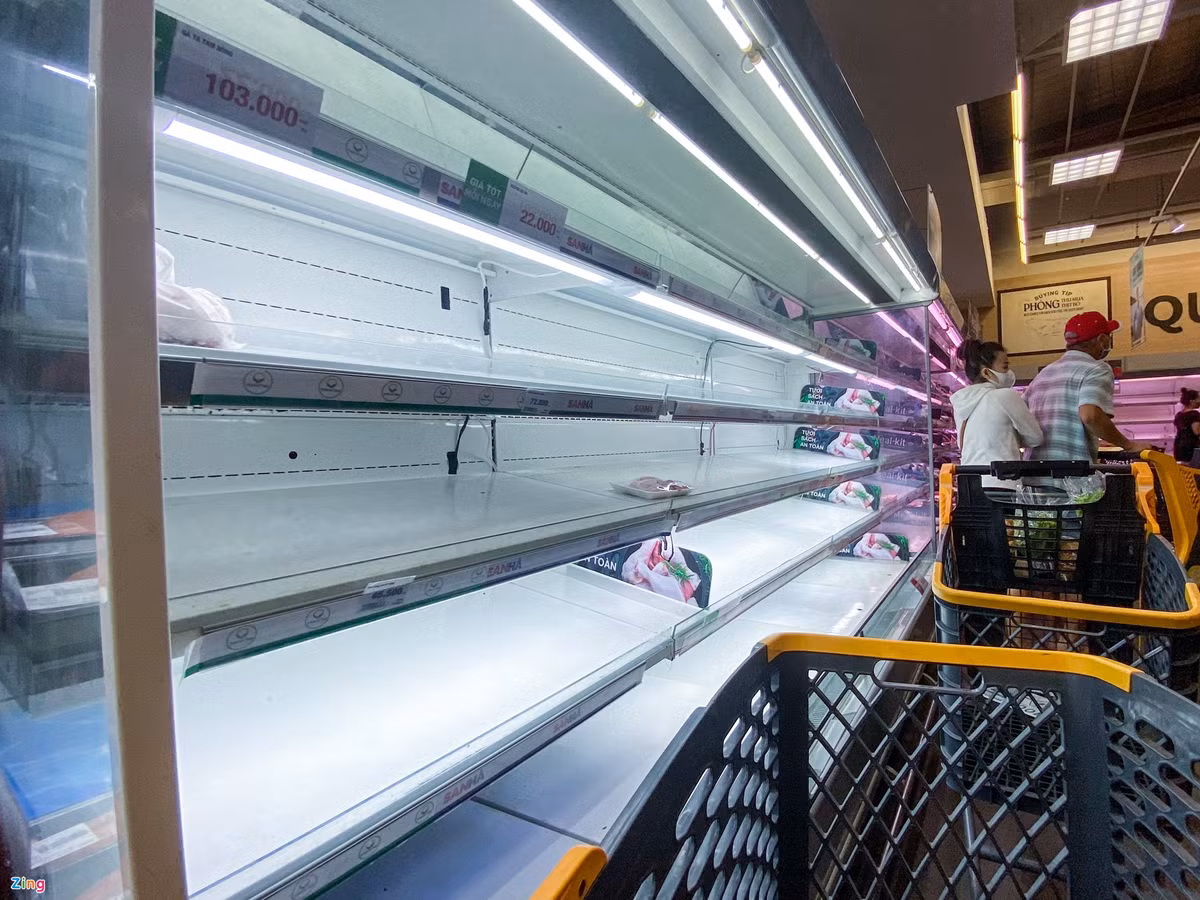 Theo ghi nhận hầu hết người dân đều đổ dồn mua các thực phẩm tươi sống khiến cho quầy thịt lợn, thịt gà... bên trong siêu thị luôn trong tình trạng trống trơn.