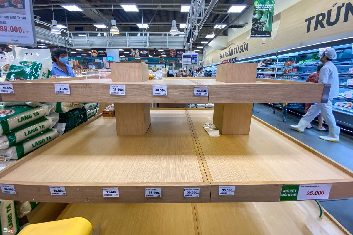 Quầy trứng các loại cũng trong tình trạng trống trơn.