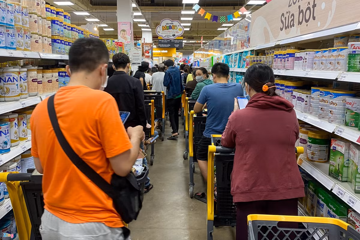 Trao đổi với Zing, đại diện Sở Công Thương TP.HCM khẳng định việc người dân dồn đến các điểm bán lẻ như 2 ngày qua là rất nguy hiểm. Cơ quan này đang triển khai các phương án điều tiết hàng hóa, đảm bảo có thể cung ứng đầy đủ cho TP, do đó người dân không cần "đánh đổi" sức khỏe và sự an toàn để chen nhau mua sắm thực phẩm lúc này.