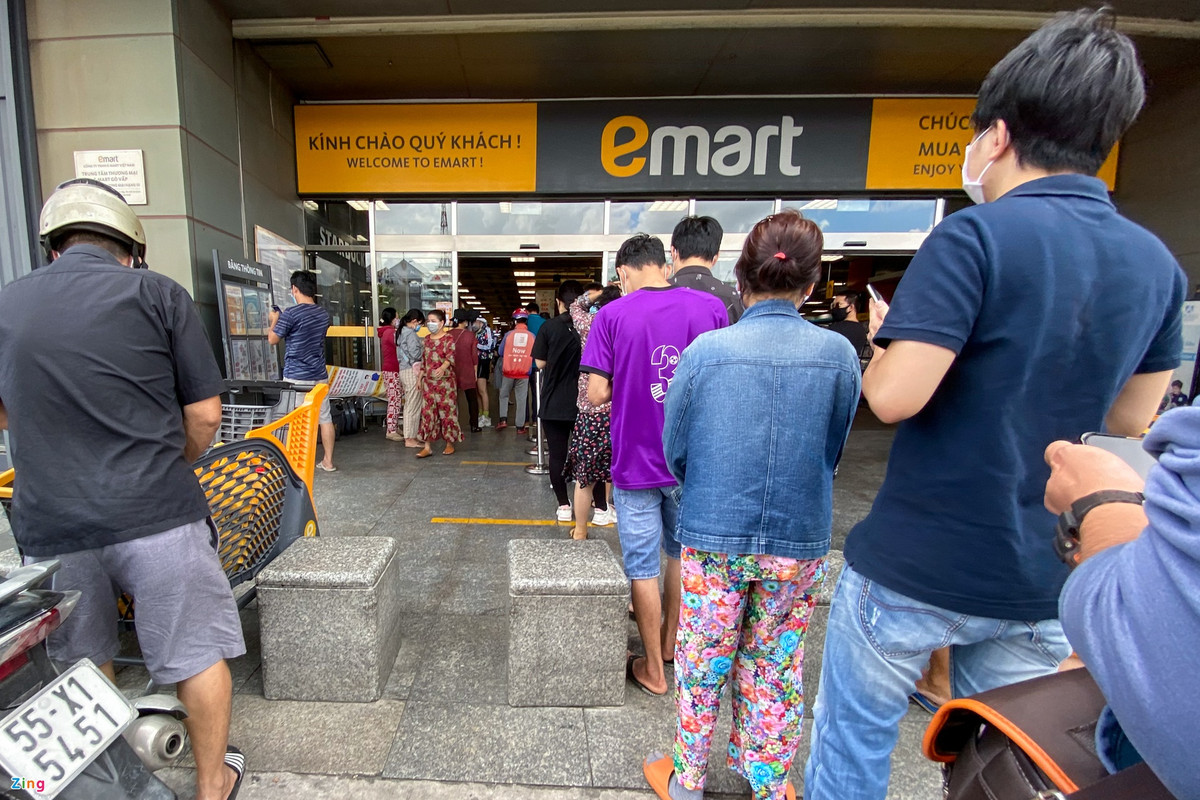 Ngồi la liệt trong siêu thị chờ thanh toán ở TP HCM Ngoi la liet trong sieu thi cho thanh toan o TP HCM