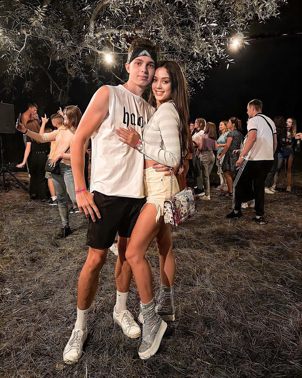 Sau khi trở về nước, bạn gái Bùi Tiến Dũng tiếp tục gây chú ý khi đăng tải ảnh chụp chung với một trai đẹp ở Ukraine. Ngay lập tức, động thái mới của chàng thủ môn trên trang cá nhân của bạn gái khiến netizen phải "hóng hớt".