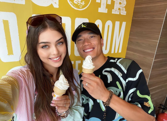 Vừa qua, bạn gái mẫu Tây của thủ môn Bùi Tiến Dũng đã lên đường trở về Ukraine. Người đưa Dinaka ra sân bay Tân Sơn Nhất là chàng thủ môn.