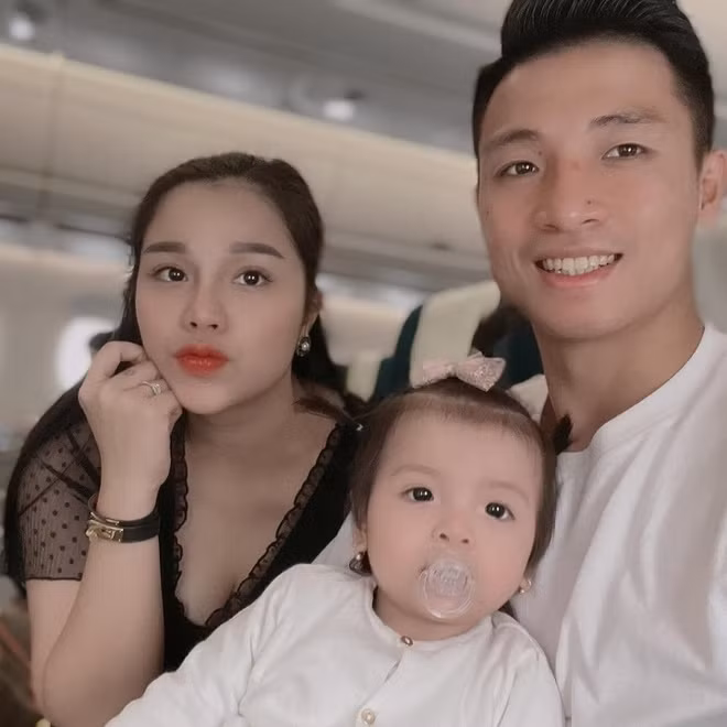 Mọi câu chuyện xung quanh cặp đôi này luôn được người hâm mộ bóng đá chú ý, quan tâm.