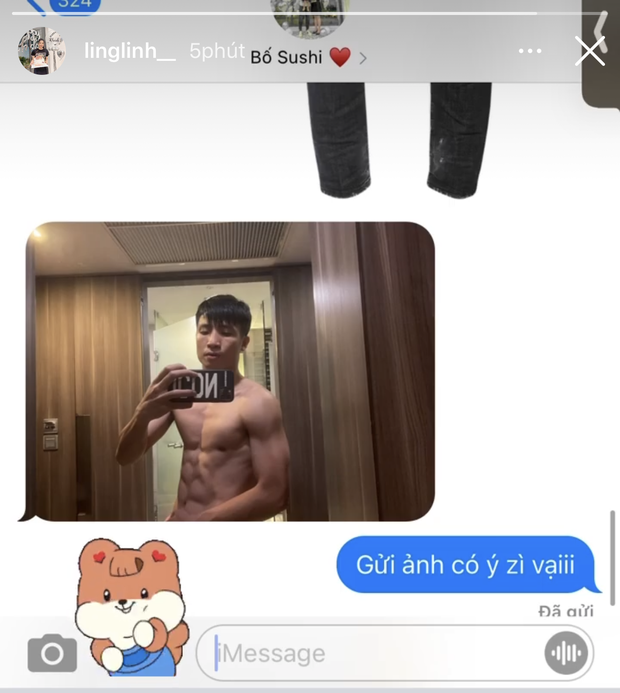 Mới đây vợ Bùi Tiến Dũng đã đăng story tin nhắn với chồng và gây náo loạn nhẹ. Trong tin nhắn, chàng trung vệ đứng trước gương chụp ảnh và gửi cho vợ khoe thân hình cuồn cuộn 6 múi của mình. Hình ảnh đó khiến cho bà xã phải thốt lên: "Gửi ảnh có ý gì vậy?".