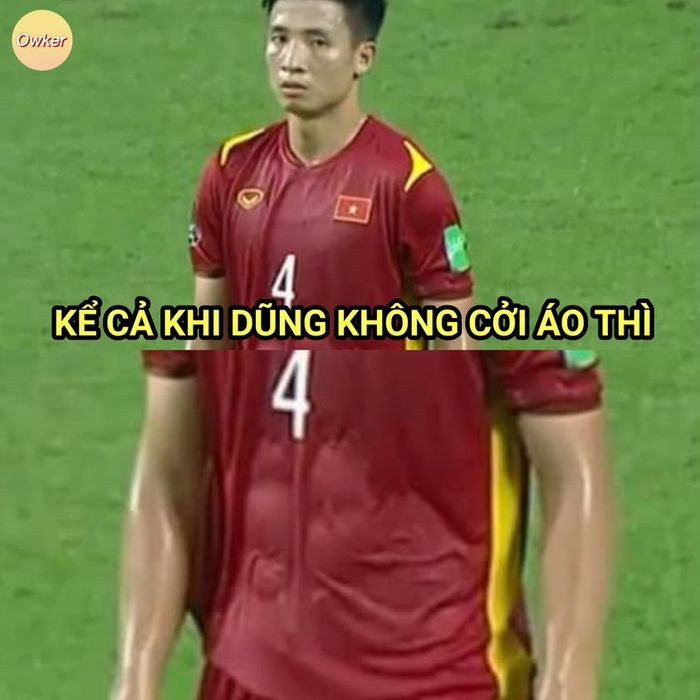 Dù đã qua một lớp áo nhưng không thể làm lu mờ được những "múi" cuồn cuộn trên cơ thể của Bùi Tiến Dũng.