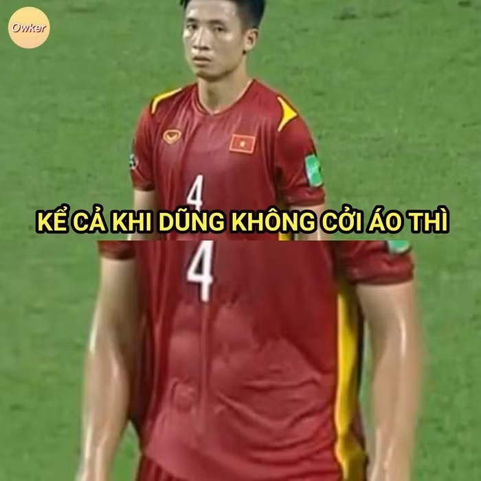 Dù đã qua một lớp áo nhưng không thể làm lu mờ được những "múi" cuồn cuộn trên cơ thể của Bùi Tiến Dũng.