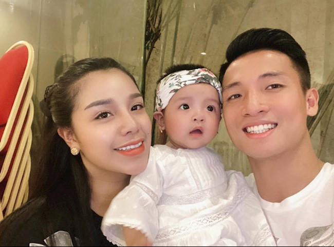 Bùi Tiến Dũng và bà xã Khánh Linh công khai tình yêu vào tháng 10/2018, đúng sinh nhật của chàng trung vệ.