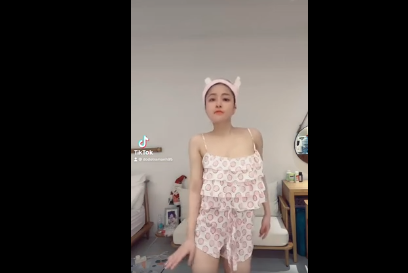 Mới đây, người đẹp xứ Thanh tiếp tục có video gây chú ý trên TikTok. Trong đoạn clip hơn 20 giây, cô nàng diện bộ đồ ngủ 2 dây, đầu quấn băng đô tai thỏ trông cực dễ thương và nhảy nhót vui nhộn.