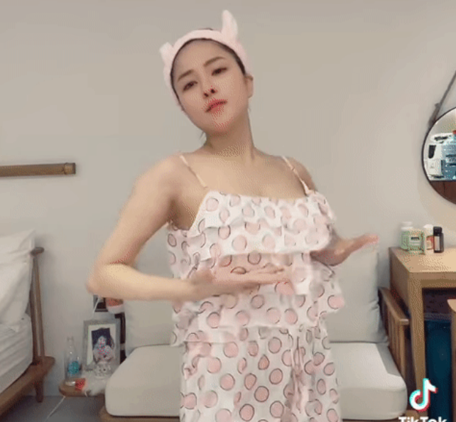 Trên nền nhạc sôi động, hot girl sinh năm 1995 uốn éo, nhảy nhót và để lộ thân hình vô cùng quyến rũ.