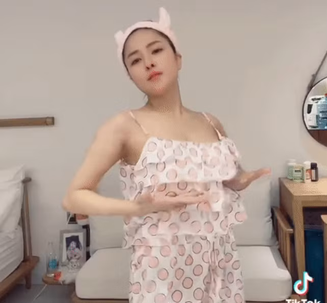 Trên nền nhạc sôi động, hot girl sinh năm 1995 uốn éo, nhảy nhót và để lộ thân hình vô cùng quyến rũ.