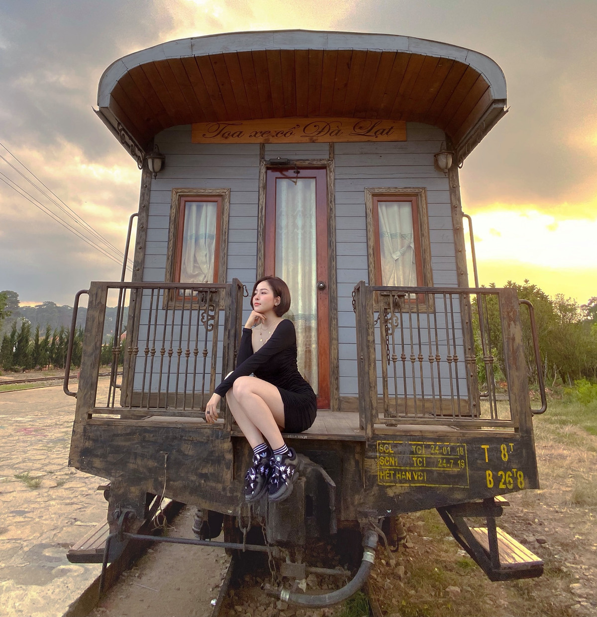 Thậm chí không ít lần cô nàng khiến người nhìn "nóng mắt" với những hình ảnh mặc trang phục bó chẽn, lộ vùng nhạy cảm,...