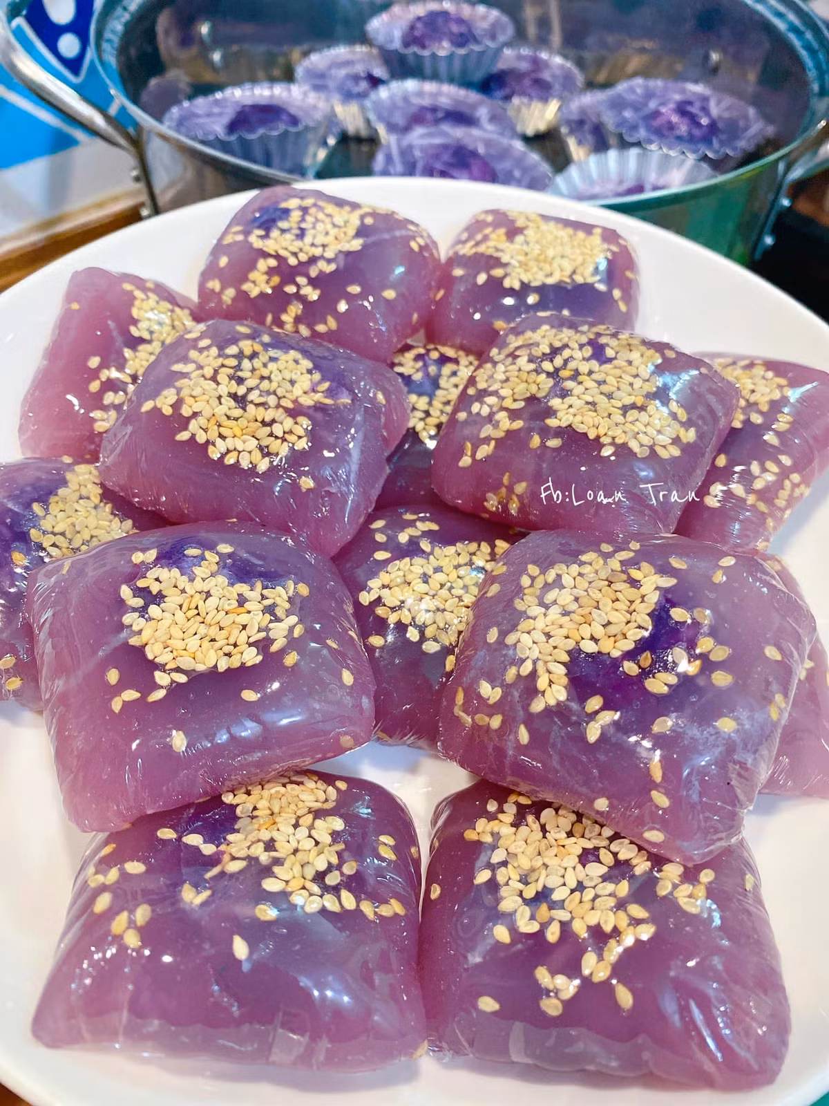 Đúng chuẩn người chơi hệ khoai lang tím, chị Trần Loan đã cho ra đời loạt món ăn có màu tím vô cùng đẹp mắt.