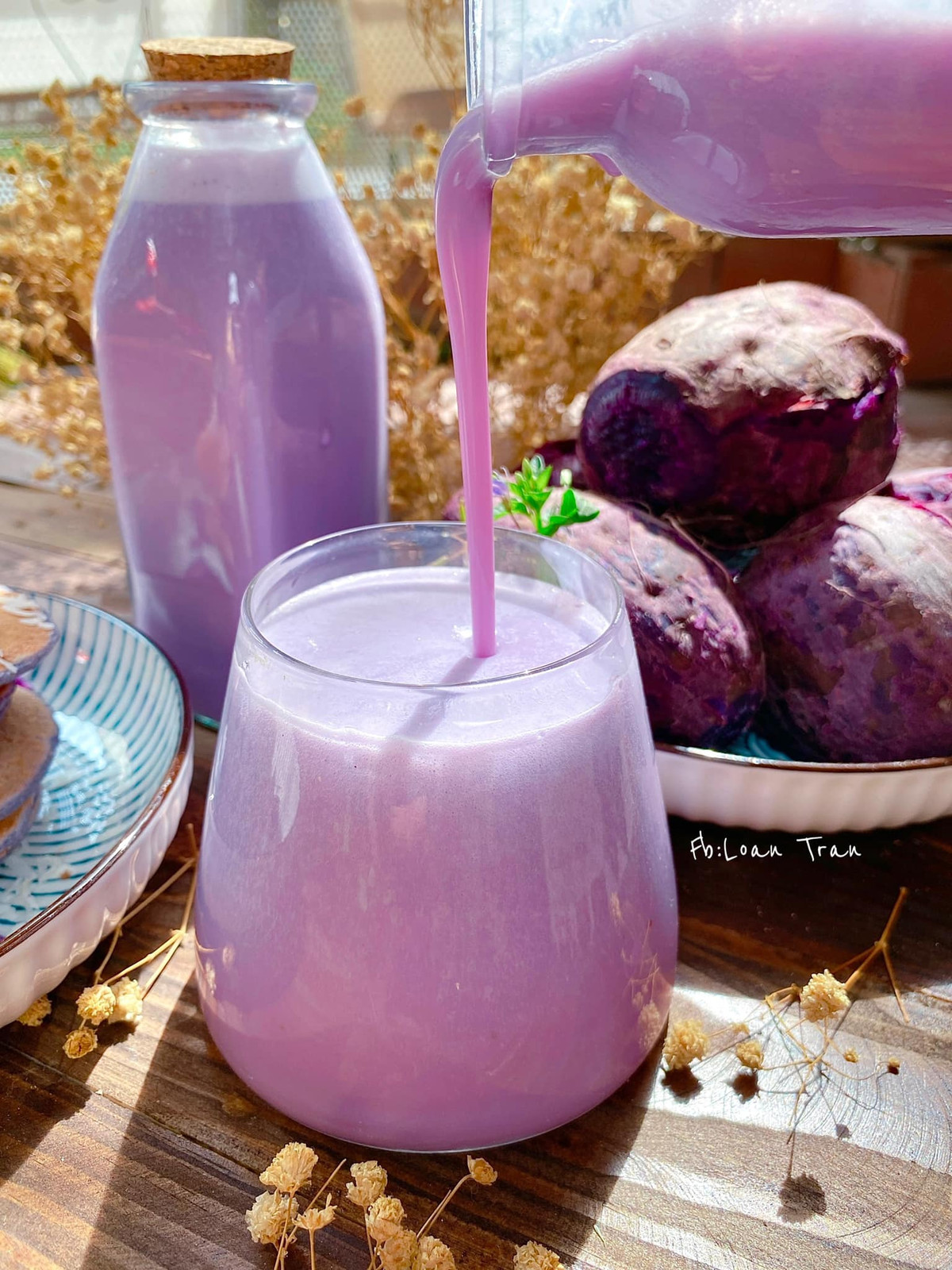 Từ khoai lang tím luộc bỏ lăn lóc, không ai ăn, chị Trần Loan đã hô biến thành những món ăn thơm ngon, đẹp mắt.