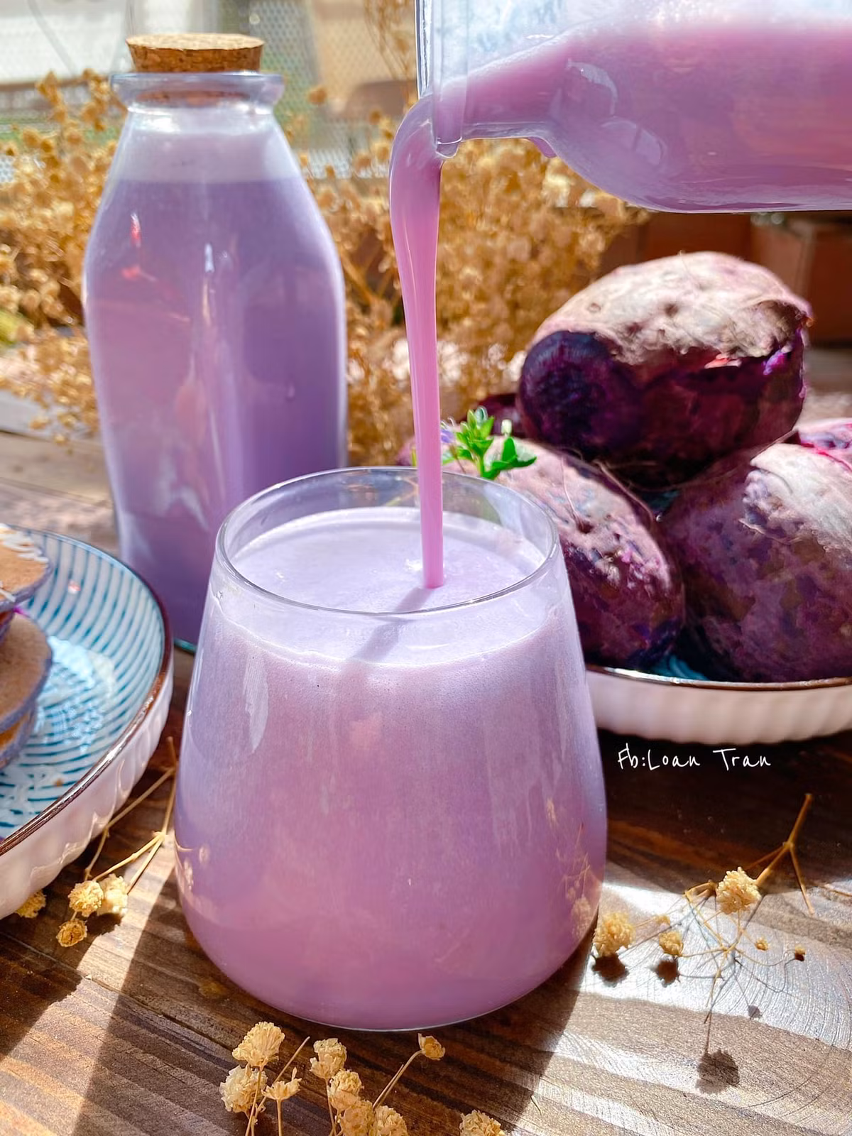 Từ khoai lang tím luộc bỏ lăn lóc, không ai ăn, chị Trần Loan đã hô biến thành những món ăn thơm ngon, đẹp mắt.