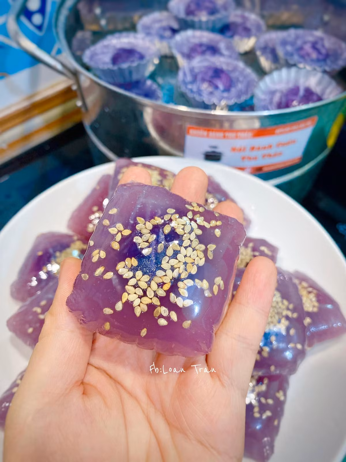 Mới đây, chị Loan lại khiến hội chị em trố mắt ghen tị khi chia sẻ loạt món ăn đến từ khoai lang tím. Bài viết nhanh chóng nhận được hàng chục nghìn lượt like và hàng nghìn lượt chia sẻ.