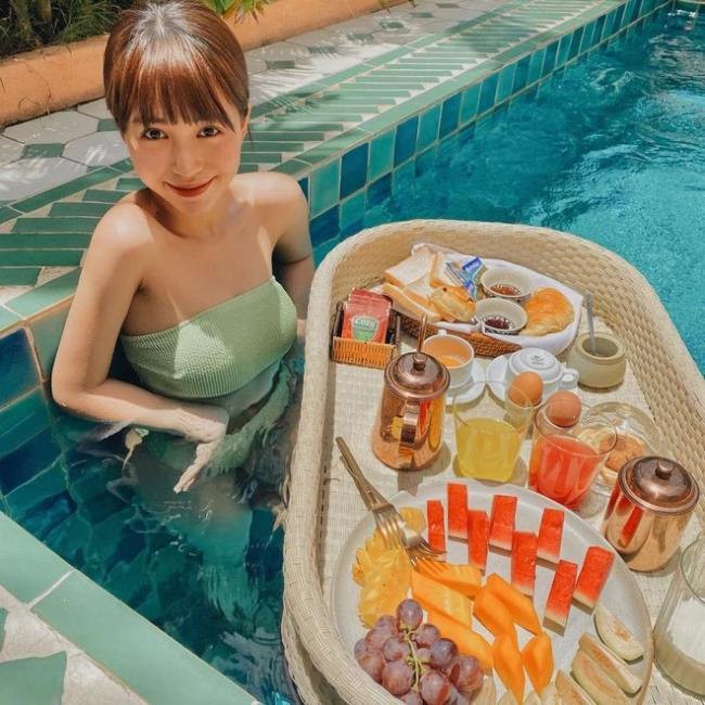 Thời gian qua, dù đang ở nhà để chống dịch thế nhưng nàng hot girl Hà thành vẫn liên tục đăng ảnh khoe hình thể hết sức gợi cảm.