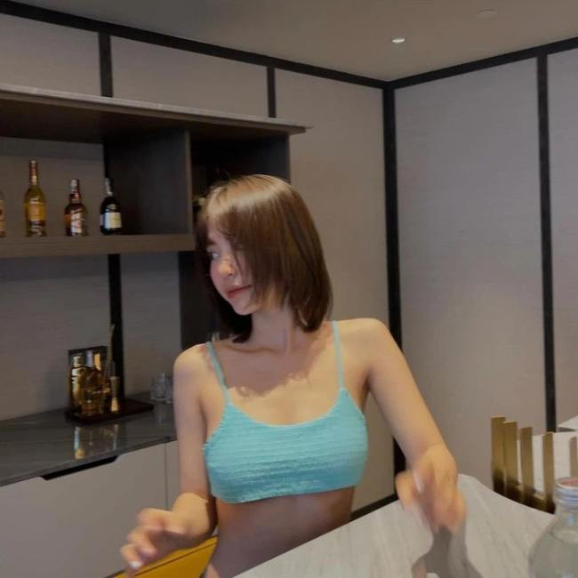 Cô thường xuyên khoe những bức hình quyến rũ trên trang cá nhân với cách chụp hình rất nghệ thuật.