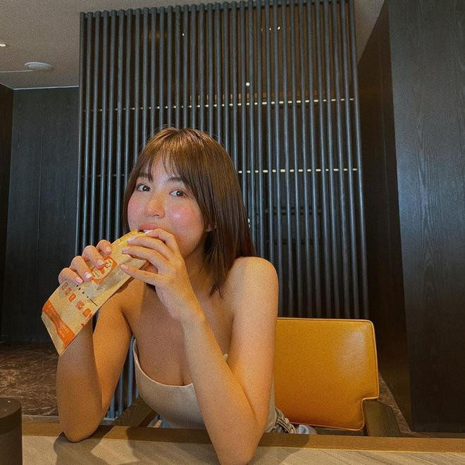 Thời gian gần đây, nhiều netizen bất ngờ trước sự "lột xác" của hot girl Mẫn Tiên. Kể từ sau khi sang Nhật du học, cô nàng này khiến fan bất ngờ về phong cách táo bạo.