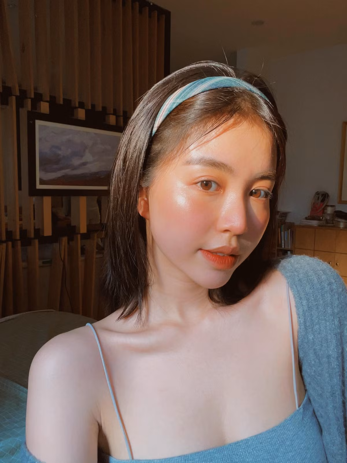 Không còn chăm chăm với hình tượng cute kẹo ngọt như xưa, Mẫn Tiên theo đuổi style gợi cảm hơn.