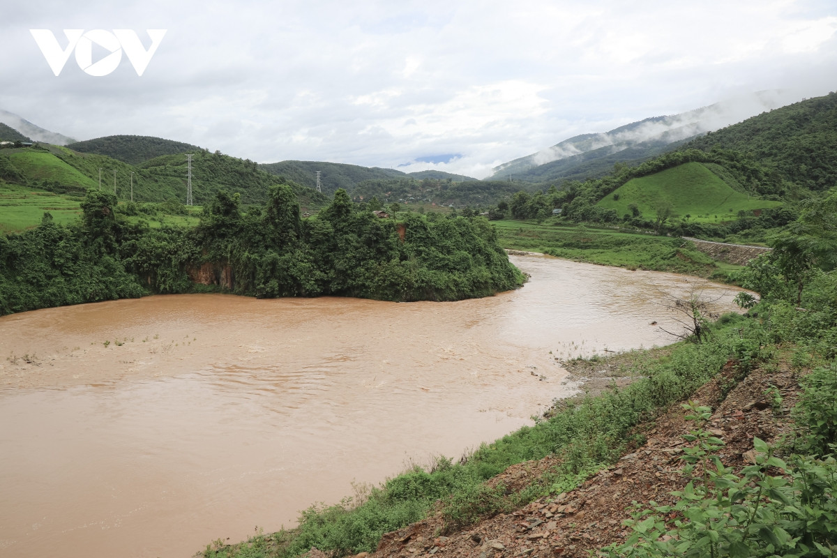 Nhiều năm qua, suối Nậm Mức đoạn chảy qua khu vực bản Púng Giắt (xã Mường Mươn, huyện Mường Chà, Điện Biên) trở thành điểm người dân tập trung đánh bắt cá, tôm, vớt củi mỗi khi mùa mưa đến, nước lũ dâng cao.