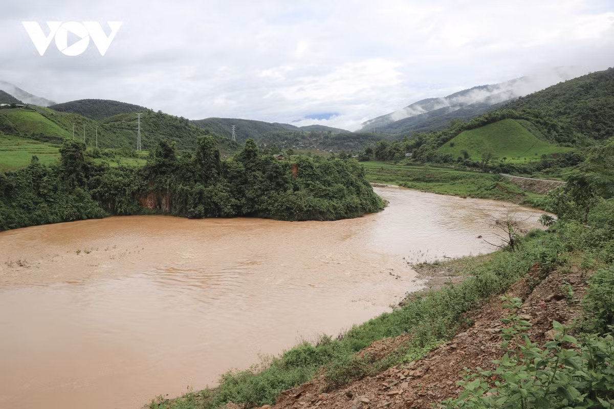 Nhiều năm qua, suối Nậm Mức đoạn chảy qua khu vực bản Púng Giắt (xã Mường Mươn, huyện Mường Chà, Điện Biên) trở thành điểm người dân tập trung đánh bắt cá, tôm, vớt củi mỗi khi mùa mưa đến, nước lũ dâng cao.