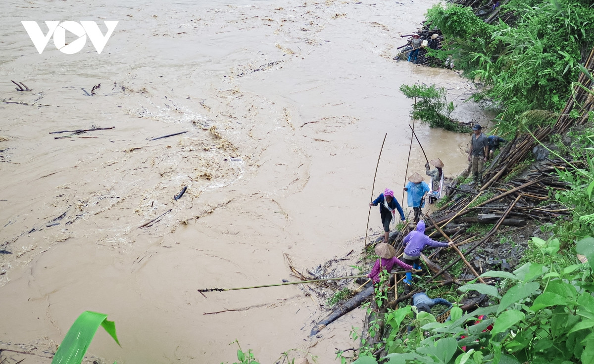 Nhiều người cũng chia sẻ, việc dầm mình trong nước nhiều giờ cũng vất vả vì cơ thể phải chịu lạnh. Nhiều khi không may dẫm phải thân cây, những tảng đá trơn trượt, hoặc các dị vật sắc nhọn dưới suối thì chân tay còn bị cào xước, chảy máu.