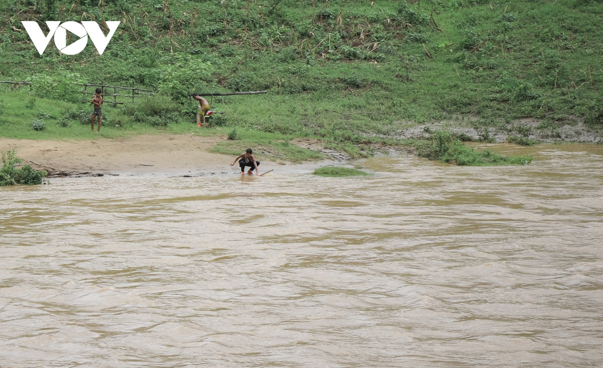 Điều đáng nói, không chỉ người lớn, đàn ông mà nhiều phụ nữ, trẻ em cũng tham gia đánh bắt cá trên suối, hay chăn thả gia súc ngay ven suối.