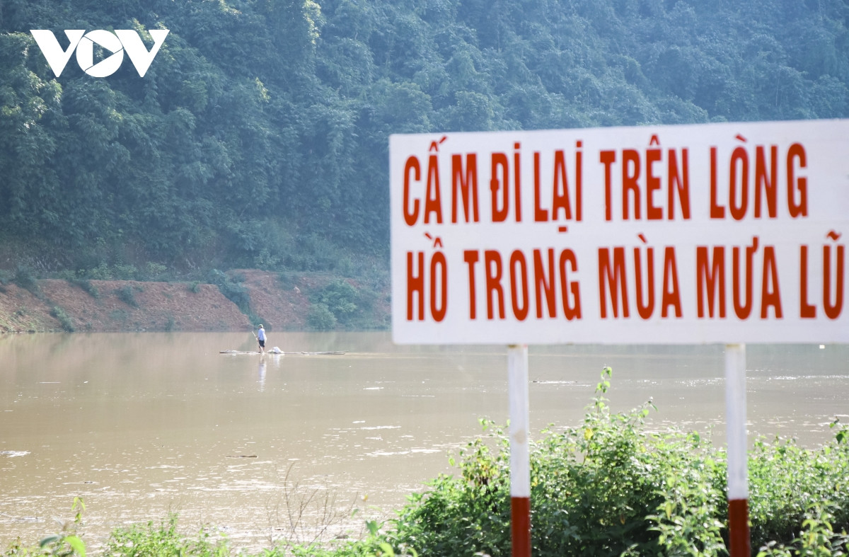 Theo chính quyền các địa phương, trước và trong mùa mưa lũ, việc tuyên truyền, khuyến cáo đã được đẩy mạnh, nhưng thực tế, người dân vẫn bất chấp.