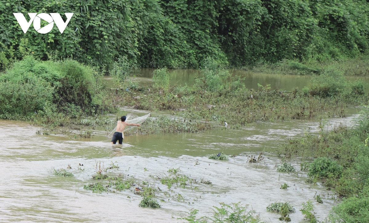 Để chọn được vị trí, khu vực thuận lợi cho việc quăng chài, thả lưới, nhiều người dân đã bơi qua dòng suối lũ sang bờ bên kia, mang theo những dụng cụ đánh, bắt tôm cá như giỏ đựng, lưới, chài…và đa phần vẫn mặc nguyên quần áo trên người.