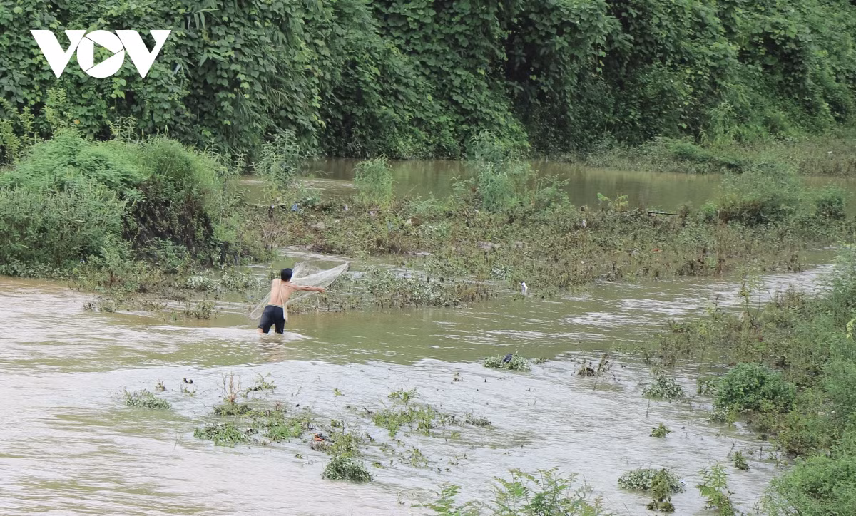 Để chọn được vị trí, khu vực thuận lợi cho việc quăng chài, thả lưới, nhiều người dân đã bơi qua dòng suối lũ sang bờ bên kia, mang theo những dụng cụ đánh, bắt tôm cá như giỏ đựng, lưới, chài…và đa phần vẫn mặc nguyên quần áo trên người.