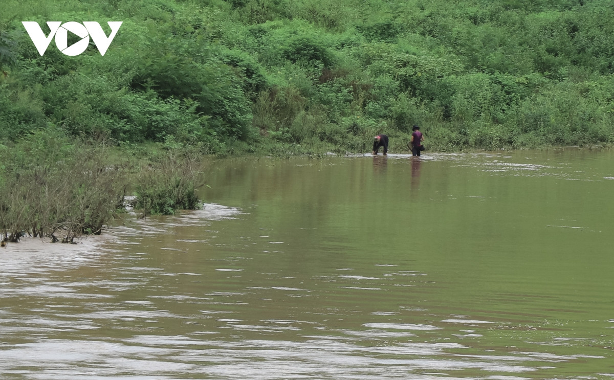 Những người đánh bắt cá ở đây cho biết, họ tranh thủ thời giờ rảnh rỗi để đánh bắt cá; dụng cụ đánh bắt là thủ công, nên lượng tôm cá đánh bắt được chỉ đủ cho gia đình dùng, chứ không mang bán.
