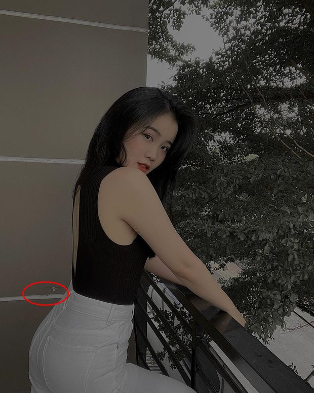 Hội thích soi tìm thấy những điểm bất hợp lí ở bức tường phía sau Hoàng Anh Ốc. Chẳng hạn như những đường kẻ trên tường hay phần lan can ở gần eo của bồ cũ Văn Hậu đều cong cong, méo méo rõ ràng.