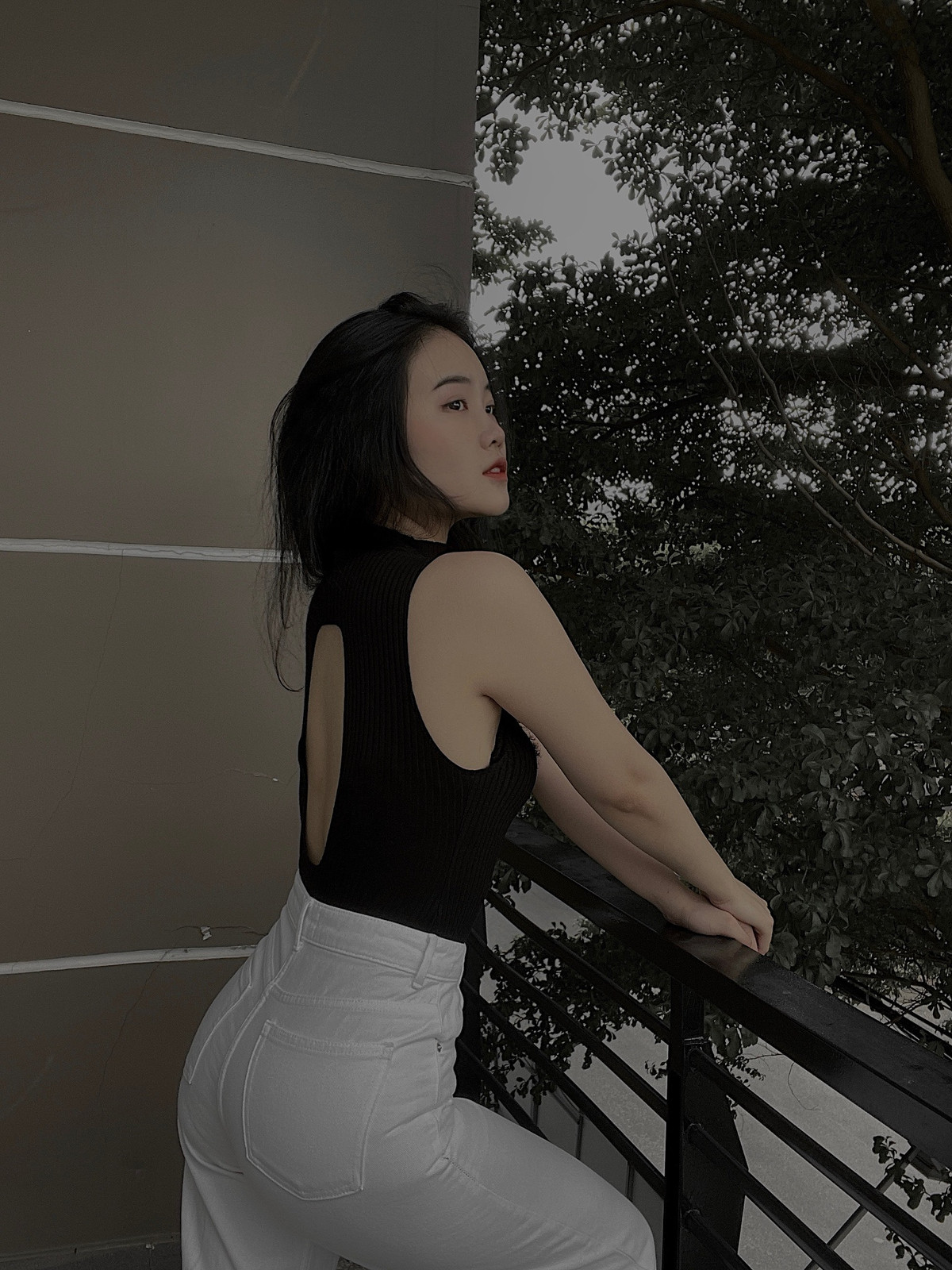 Mới đây, trong loạt hình ảnh mới khoe vóc dáng vô cùng quyến rũ, Hoàng Anh Ốc bất ngờ lọt vào tầm ngắm của cư dân mạng vì những chi tiết khá vô lý.