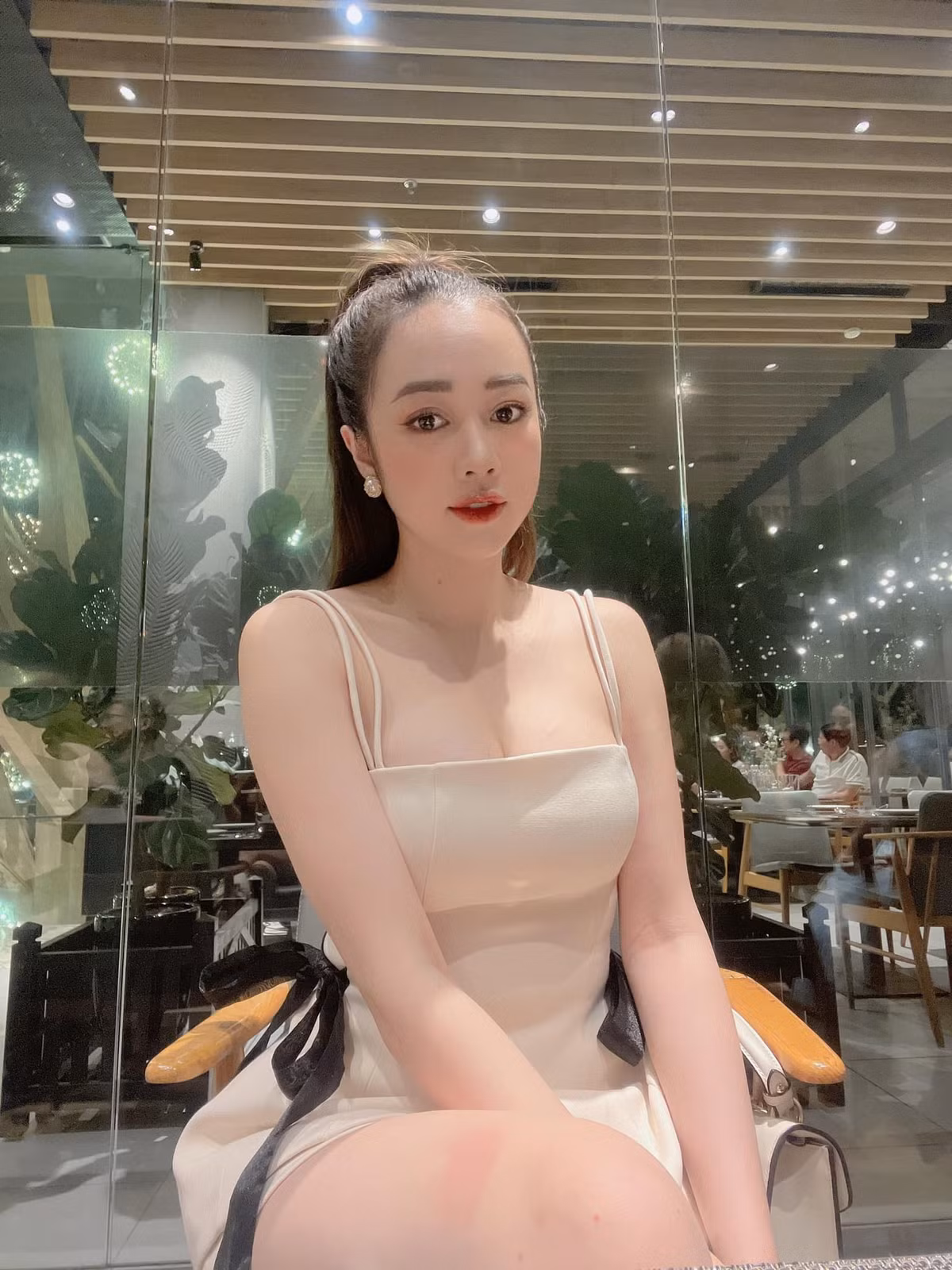 Nhiều cư dân mạng cho rằng cô là bản sao của "nữ hoàng nội y" Ngọc Trinh nhờ vào chỉ số đo 3 vòng chuẩn người mẫu.