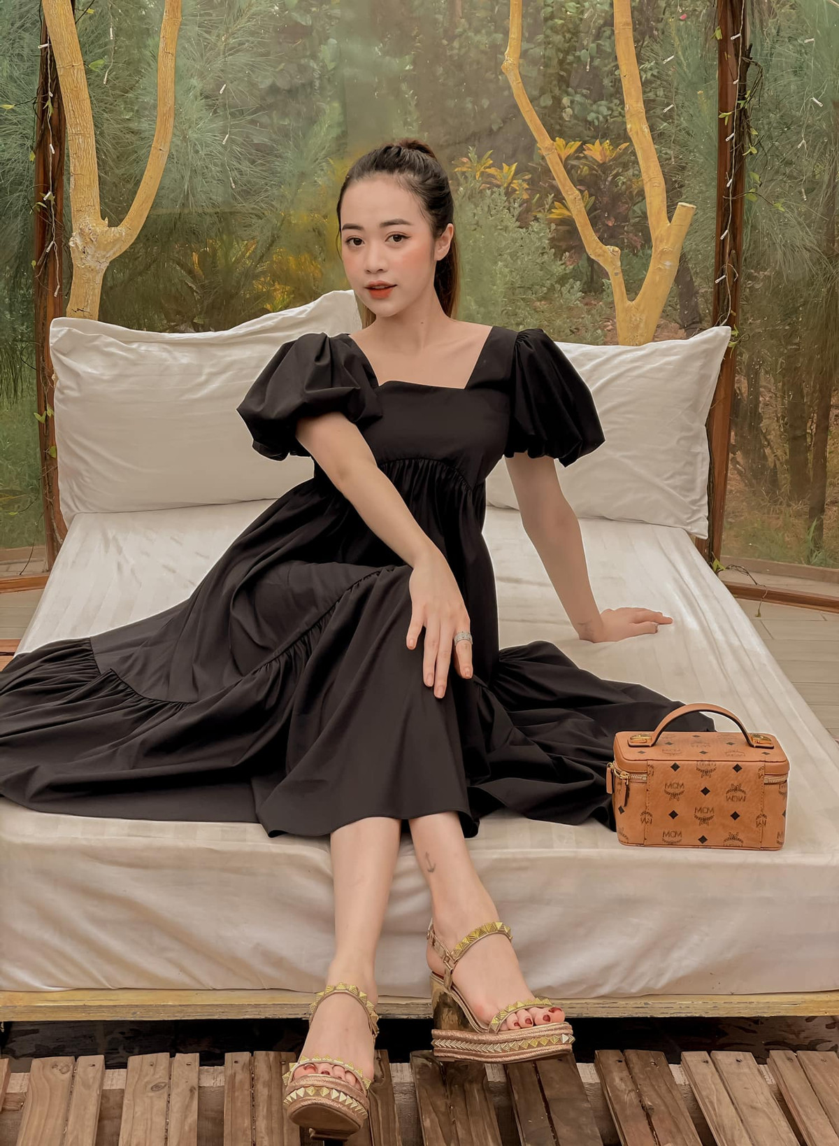 Hiện tại đang là một người mẫu ảnh tự do, Hằng Habi thường xuyên đăng tải những tấm ảnh gợi cảm trên MXH.