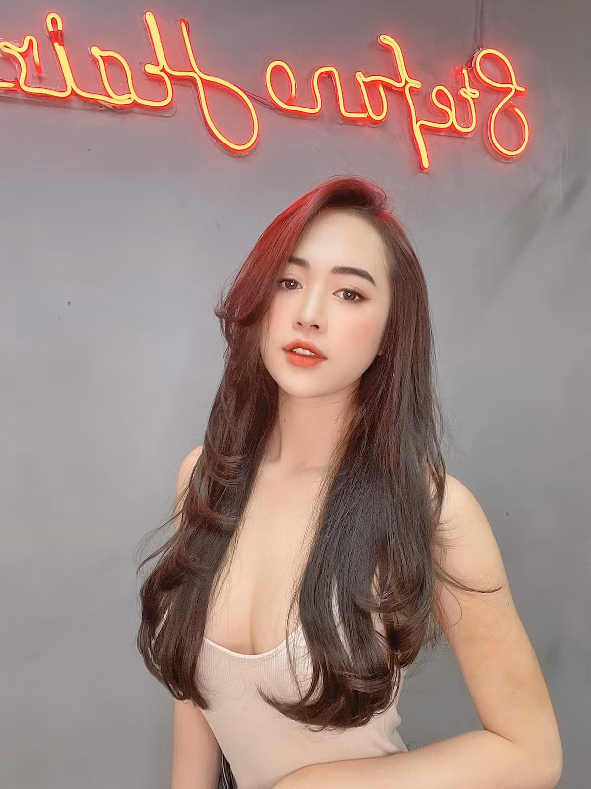 Phần lớn phong cách mà Hằng Habi lựa chọn là gợi cảm, cô nàng thường trưng diện những chiếc áo khoét sâu hay ôm sát cơ thể.