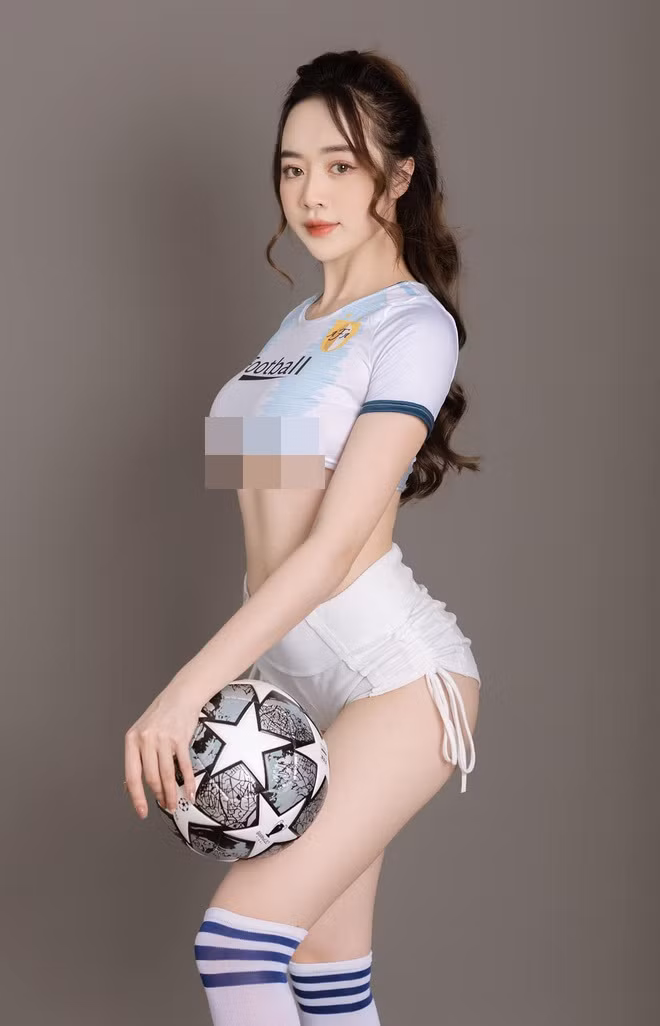 Gái xinh nhanh chóng được chú ý bởi vẻ ngoài xinh xắn cùng số đo 3 vòng "khủng": 88 - 62 - 91.