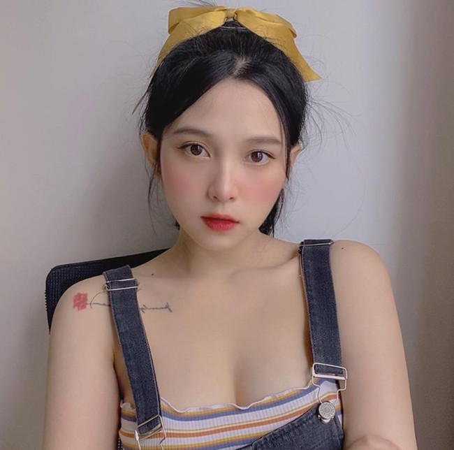 Hot girl Gia Lai gây “sốt” với gương mặt xinh như búp bê Hot girl Gia Lai gay “sot” voi guong mat xinh nhu bup be