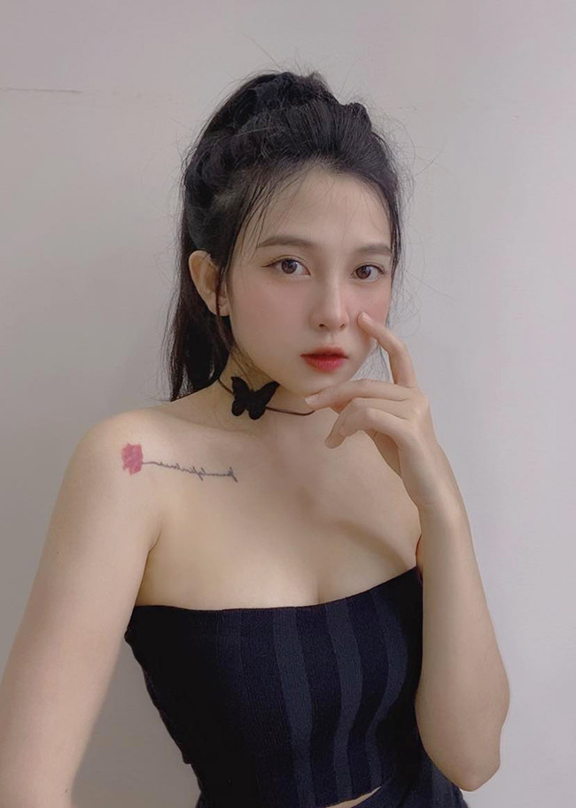 Số đo ba vòng của cô nàng là: 86-61-89 (cm). Khánh Linh còn gây ấn tượng với làn da trắng sứ.